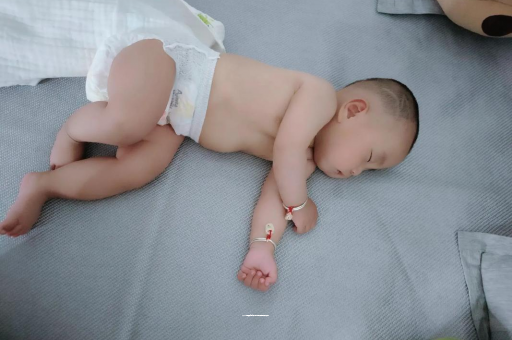 河池两个月宝宝肚子胀气